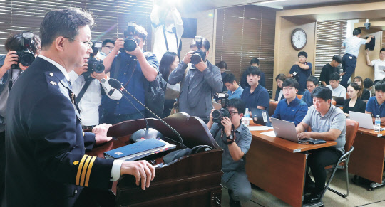 19일 오전 경기도 수원시 경기남부지방경찰청에서 반기수 화성연쇄살인사건 수사본부장이 화성연쇄살인사건 용의자 관련 브리핑을 하고 있다. 이 사건을 수사 중인 경기남부지방경찰청은 우리나라 강력범죄 사상 최악의 미제사건으로 남아있던 화성연쇄살인사건의 용의자를 30여년 만에 특정했다고 전날 밝혔다.  연합뉴스